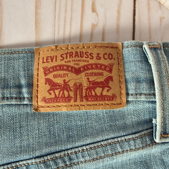 Levi's Mid-Length Cuffed Denim Jean Shorts Light Blue Rinse Sz 29 Women’s - Picture 3 of 6